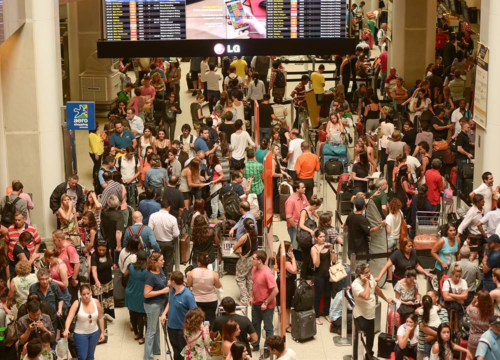 Um forte nevoeiro fechou o aeroporto Santos Dumont, no Rio de Janeiro, na manhã desta segunda-feira (24), causando atrasos nos voos e lotação