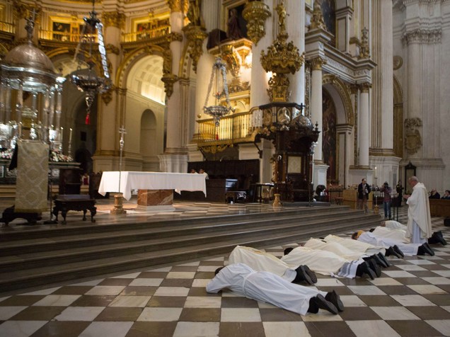 O Arcebispo Francisco Javier Martinez, e outros sacerdotes perdem perdão por crimes de abuso sexual, em frente ao altar da catedral de Granada, região sul da Espanha