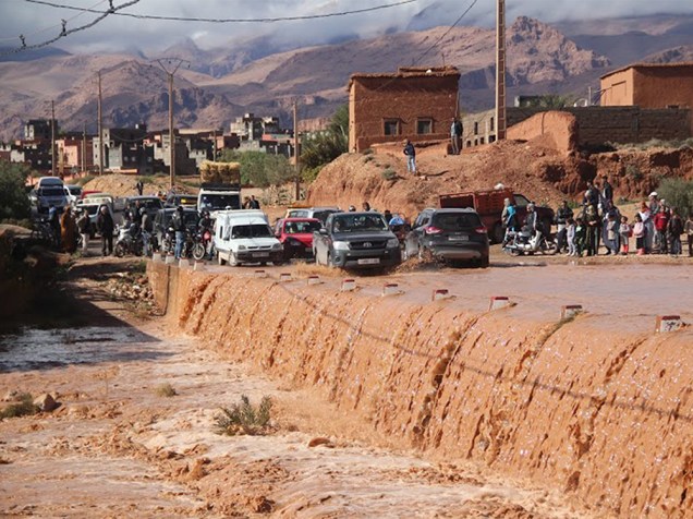 Veículos atravessam uma ponte inundada em Tnghir, no Marrocos. Pelo menos 32 pessoas morreram no país devido as intensas tempestades na última semana