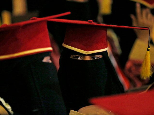 Estudantes do Ensino Médio foram vistas durante cerimônia anual do Minustério da Educação do Iêmen, realizada na cidade de Sanaa
