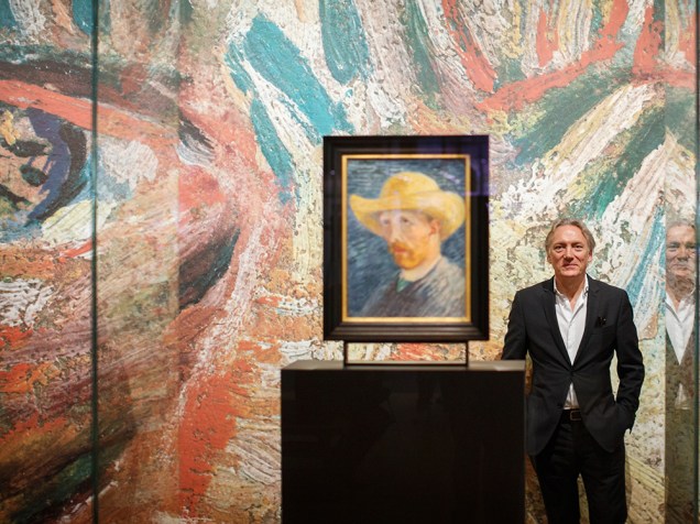 O bisneto do irmão de Vincent van Gogh, Theo Willem van Gogh, posa ao lado de um auto-retrato do pintor holandês pós-impressionista, durante uma visita ao Museu Vincent van Gogh, em Amsterdã, na Holanda