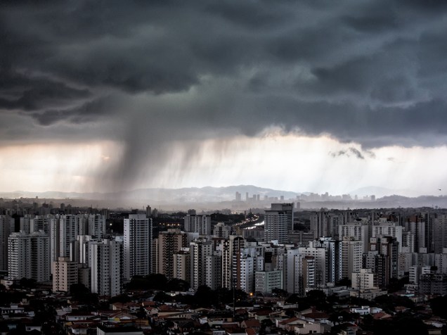 Forte chuva atinge São Paulo no final da tarde desta terça-feira (25)