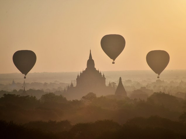 Balões de ar quente sobrevoam antigos templos em Bagan, no norte de Mianmar