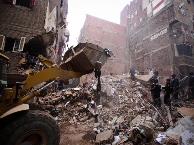 Procura por sobreviventes nos escombros de um edifício que desabou na zona norte de Cairo, no Egito. O prédio, que teve dois andares adicionados de forma ilegal, desabou durante a noite matando pelo menos 15 pessoas