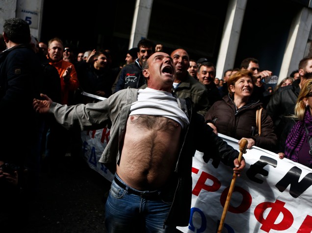 Em Atenas, cerca de 500 pessoas fizeram protesto para exigir financiamento do governo grego para a agricultura