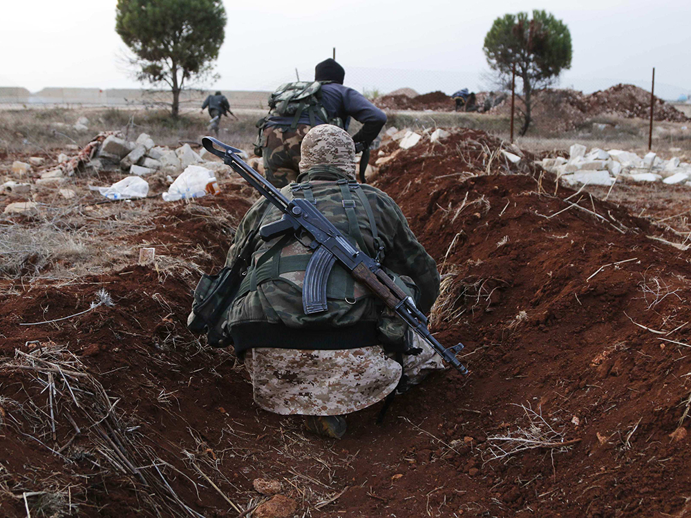 Membros da Al Qaeda transportam armas para a vila de al-Zahra, ao norte da cidade de Aleppo, na Síria