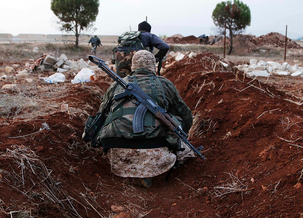 Membros da Al Qaeda transportam armas para a vila de al-Zahra, ao norte da cidade de Aleppo, na Síria