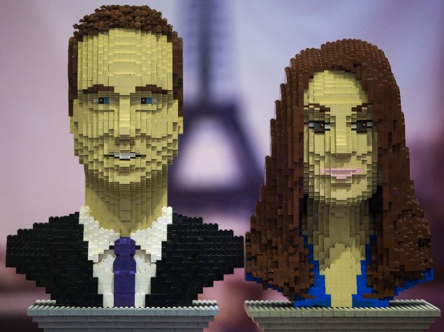 Imagem do príncipe Willians e Kate Middleton feitos em Lego durante evento em Londres