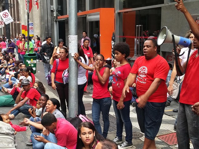 Integrantes do Movimento dos Trabalhadores Sem-Teto (MTST) durante ato em frente à Secretaria Estadual de Habitação, na região central de São Paulo