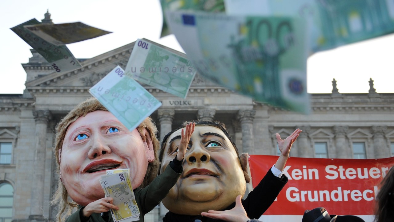 Em Berlim, ativistas jogam notas falsas de euro em protesto contra os planos de aumento no orçamento do serviço de inteligência alemão
