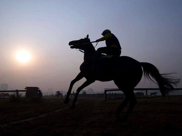 Jockey controla seu cavalo em pista durante sessão de treinos no The Royal Calcutá, em Kolkata, Índia