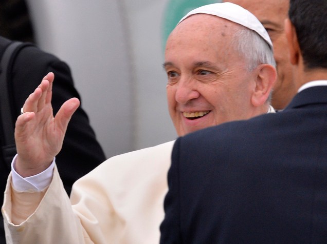 Papa Francisco é visto nesta sexta-feira (28) antes de embarcar para uma visita de três dias na Turquia, no aeroporto de Roma. A viagem tem como objetivo a construção de pontes com o Islã e apoio as minorias cristãs no Oriente Médio