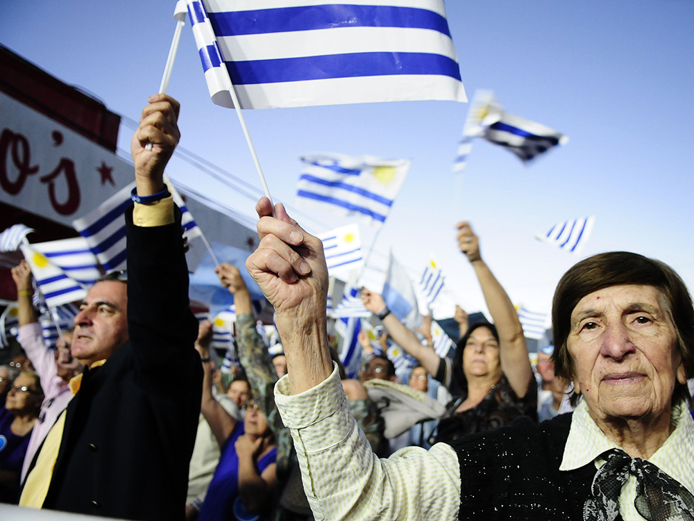 Partidários do candidato do Partido Nacional, Luis Lacalle Pou, durante o último comício antes do segundo turno das eleições, em San Carlos, no Uruguai. A escolha do novo presidente ocorrerá no próximo domingo (30)
