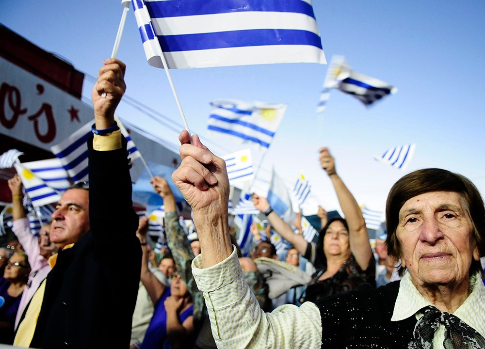 Partidários do candidato do Partido Nacional, Luis Lacalle Pou, durante o último comício antes do segundo turno das eleições, em San Carlos, no Uruguai. A escolha do novo presidente ocorrerá no próximo domingo (30)
