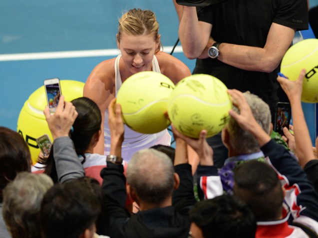 A tenista russa, Maria Sharapova, deu autógrafos para os fãs após vencer o jogo contra Kristina Mladenovic, da França, na Liga Internacional de Tênis, em Manila, nas Filipinas