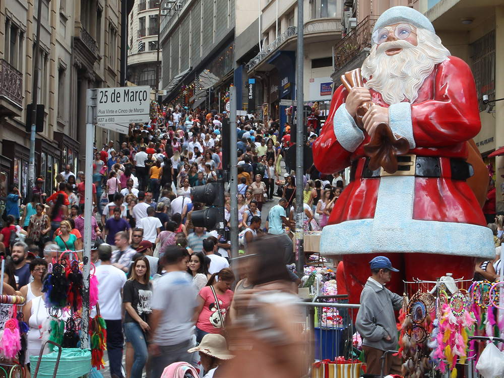 Em São Paulo, a movimentação dos consumidores na região central para as compras de final de ano já é alta. Na imagem, a rua 25 de março
