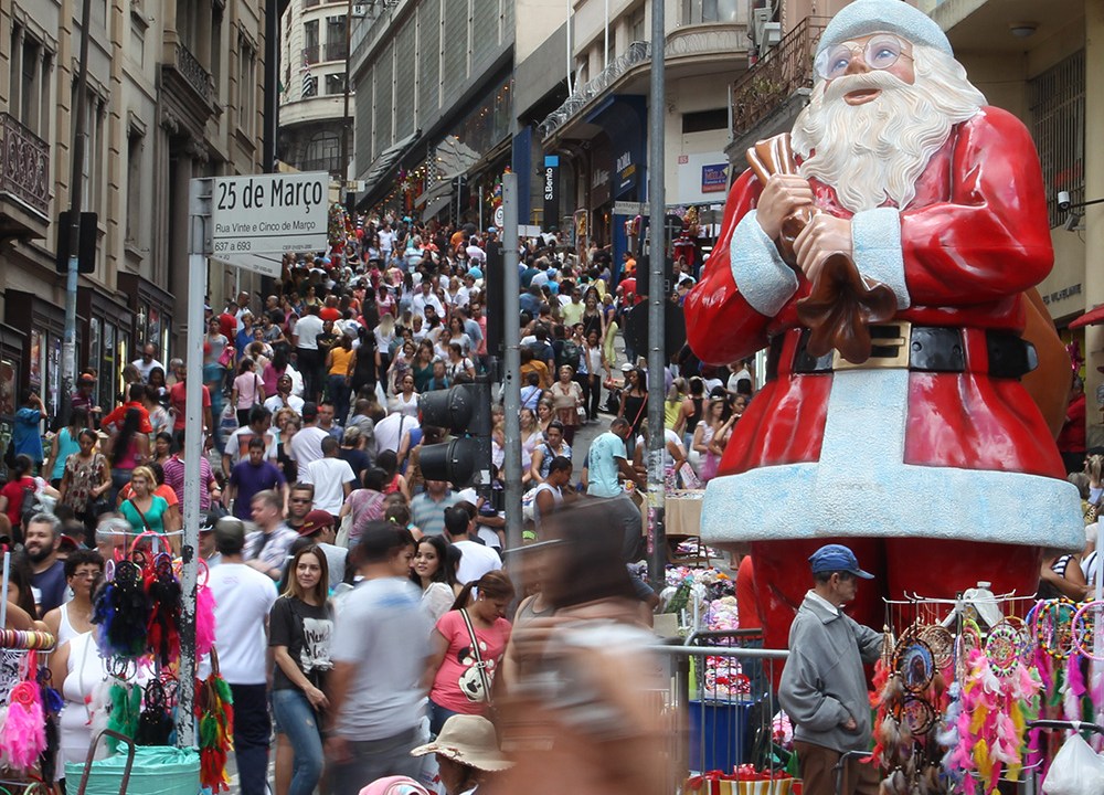 Em São Paulo, a movimentação dos consumidores na região central para as compras de final de ano já é alta. Na imagem, a rua 25 de março