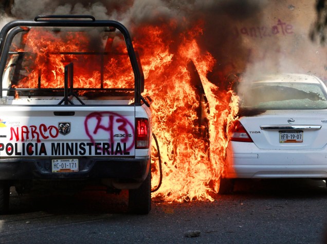 Manifestantes mexicanos colocam fogo em carros e atacam agências bancárias na Cidade do México em protesto contra o desaparecimento de 43 estudantes