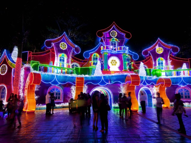Decoração de Natal no Parque Iberoamérica, em Santo Domingo, capital da República Dominicana. 50 milhões luzes compõem o espaço de um quilômetro quadrado destinado ao "Natal Brilhante", como é conhecido o projeto