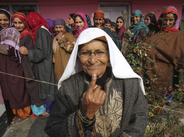 Mulheres da Caxemira indiana esperam para votar na eleição estadual nesta terça-feira (2), na vila de Nowpora, no distrito de Kulgam