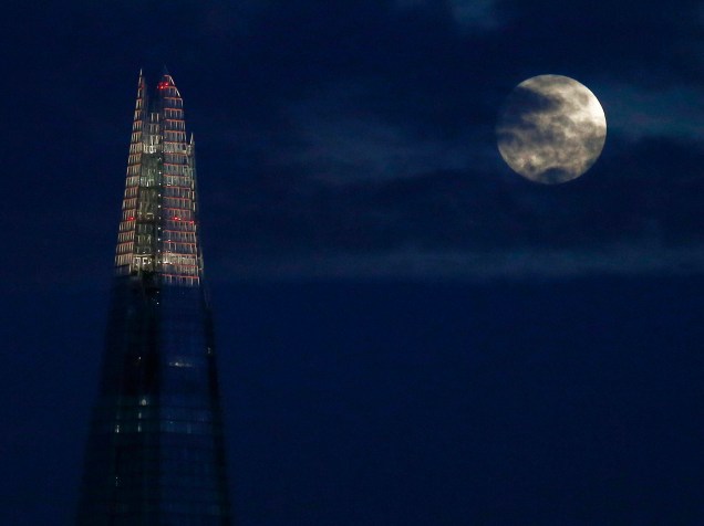 A lua cheia surge por trás do edifício Shard, em Londres - 05/12/2014