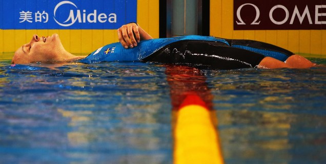 Sarah Sjostorm da Suécia, reage depois de vencer a prova dos 50m borboleta durante o Campeonato Mundial de Natação em Doha, no Catar