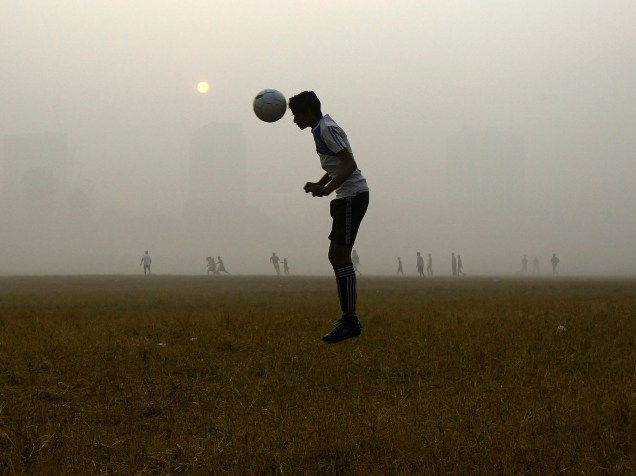 Indiano durante treino de futebol em um parque público de Calcutá, na Índia