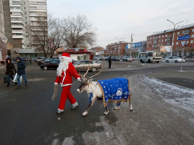Funcionário de zoológico caminha com uma rena em Krasnoyarsk, na Rússia. Ele se encontra com os moradores para marcar as comemorações de Natal e Ano Novo