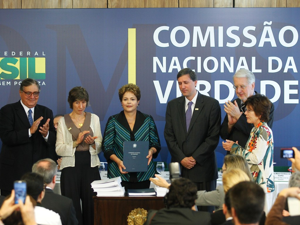 A presidente Dilma Rousseff se emocionou e chorou durante a cerimônia de entrega do relatório final da Comissão Nacional da Verdade, realizada na manhã desta quarta-feira (10) no Palácio do Planalto