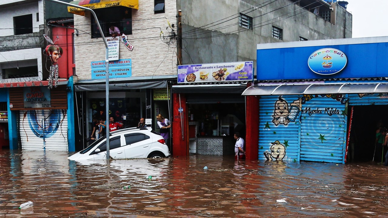 Vista dos estragos causados pela chuva na rua Padre Viegas de Menezes, em Itaquera, na capital paulista. O bairro de Itaquera, na zona leste de São Paulo, entrou em estado de alerta por volta das 16h40 desta quarta-feira (10) por conta de forte chuva e do transbordamento do córrego Verde