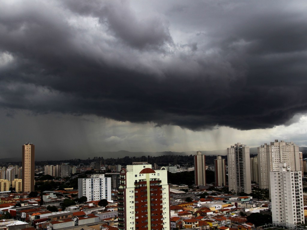 Chuva forte coloca SP em estado de atenção. Nuvens carregadas sobre São Paulo, na tarde dessa quarta-feira, visto da região da Mooca, na Zona Leste da capital.