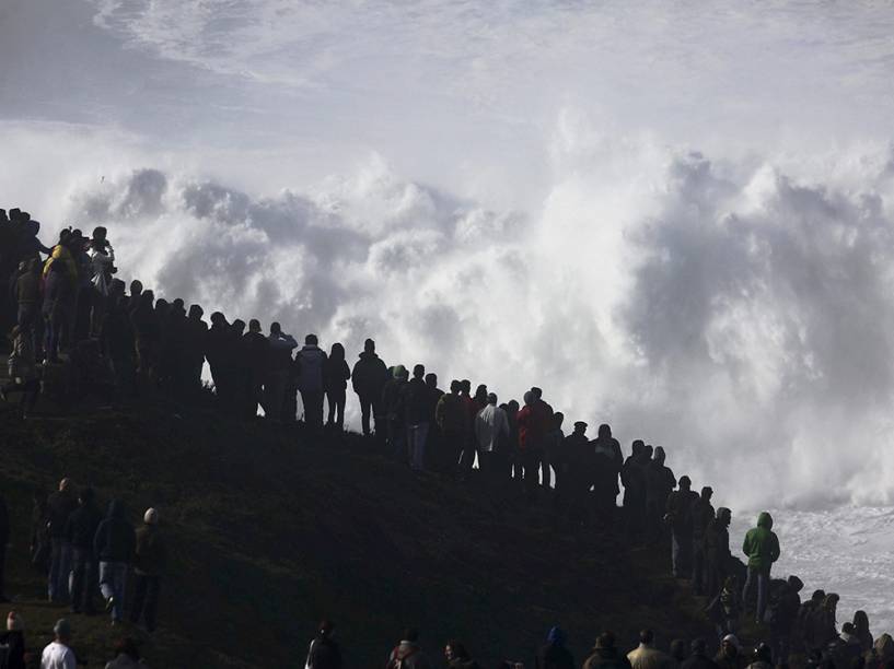 Público para para ver as ondas gigantes na Praia do Norte, em Nazaré (Portugal)