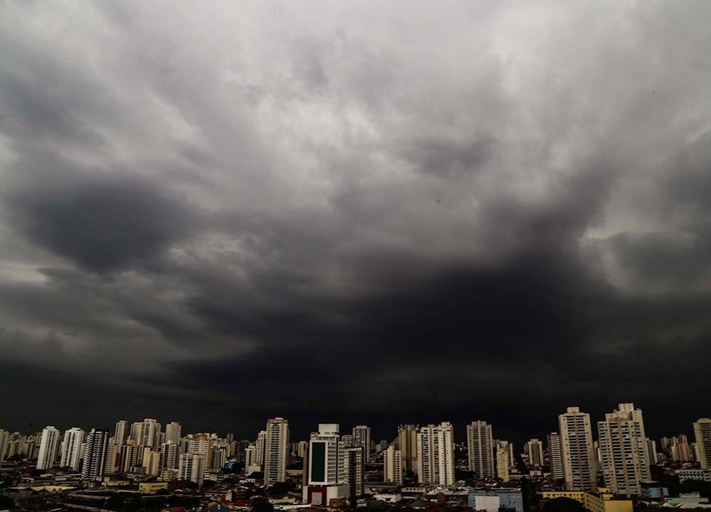 Nuvens carregadas e chuva forte são vistas da Lapa, zona oeste de São Paulo, nesta quinta-feira (11)