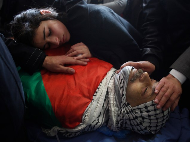 Filha do ministro palestino, Ziad Abu Ein, durante enterro do pai na cidade de Ramallah, Cisjordânia. Ziad morreu em meio a uma manifestação na qual o exército israelense usou gás lacrimogênio para dispersar os participantes. Há divergências sobre a causa da morte