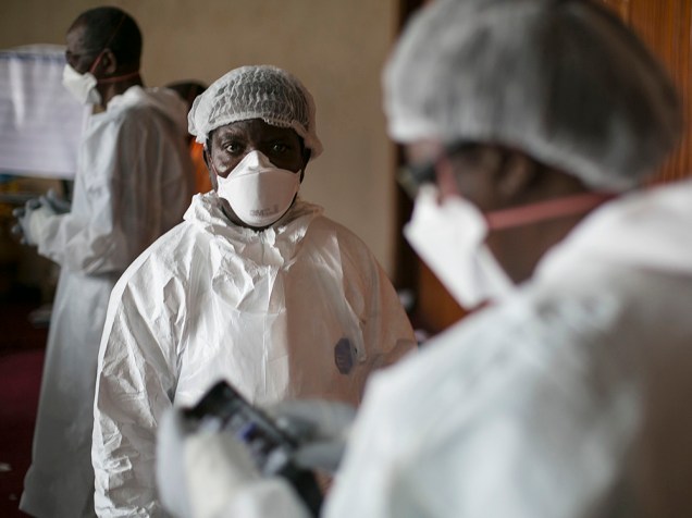 Médicos de Serra Leoa vestem roupas de proteção contra o vírus Ebola, em um hospital de Freetown, capital do país  