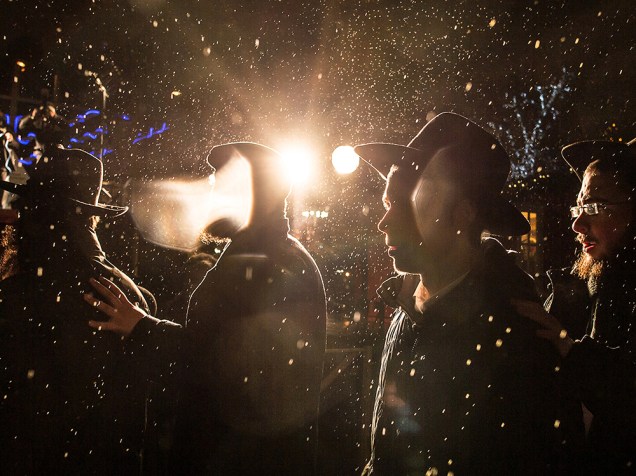 Na Rússia, homens judeus se reúnem para marcar o início do Festival da luz, o Hanukkah, no centro de Moscou 