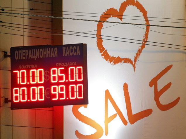 Loja de câmbios e divisas mostra o colapso do rublo, que caiu para níveis não vistos desde a falência do ano de 1998, apesar do aumentado na taxa de juros de referência, em Moscou, na Rússia 