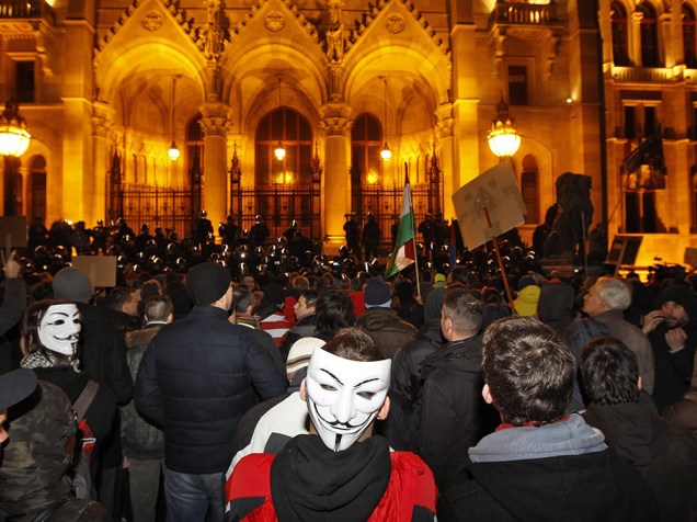 Manifestantes chegam ao Parlamento durante um protesto contra as políticas do governo, em Budapeste, na Hungria 