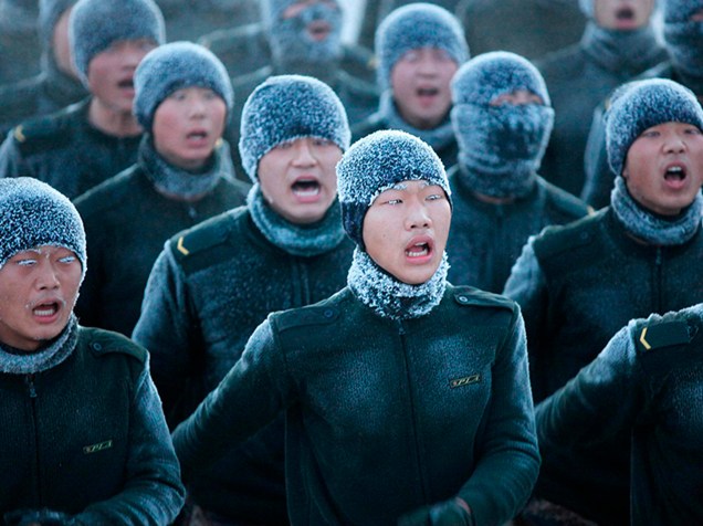 Na China, soldados enfrentaram um treinamento sob uma temperatura abaixo dos trinta graus