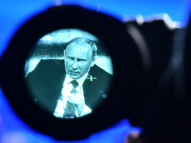 Vladimir Putin, visto através do visor de uma câmera de vídeo, durante conferência anual de imprensa, em Moscou. O presidente russo, disse em seu discurso que a economia do país sairá da atual crise econômica em até dois anos