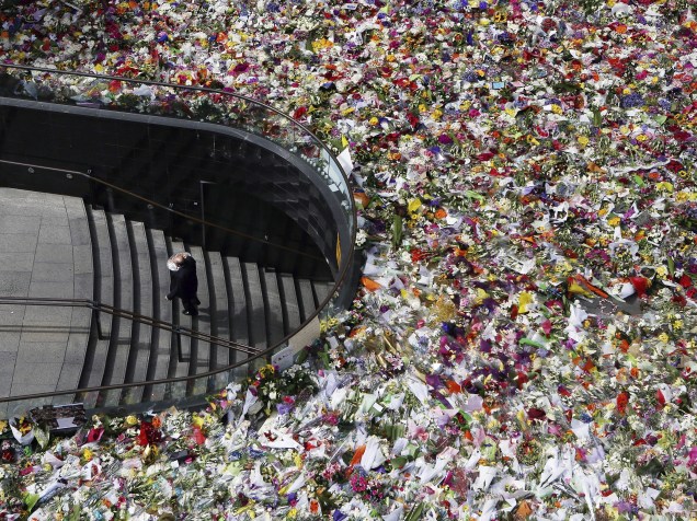 Australianos depositaram flores em um memorial improvisado em homenagem às vítimas do sequestro em cafeteria de Sydney