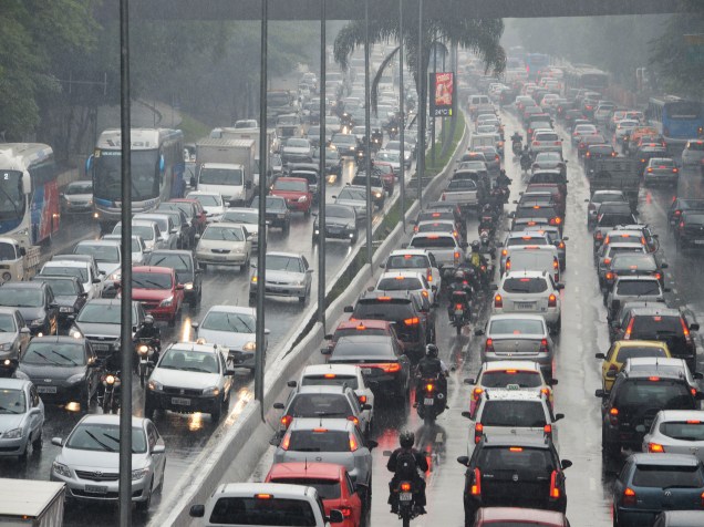 Trânsito congestionado de veículos na avenida 23 de Maio, viaduto Dona Santa Generosa, no bairro do Paraíso, em São Paulo, nesta tarde de sexta-feira (19) com muita chuva