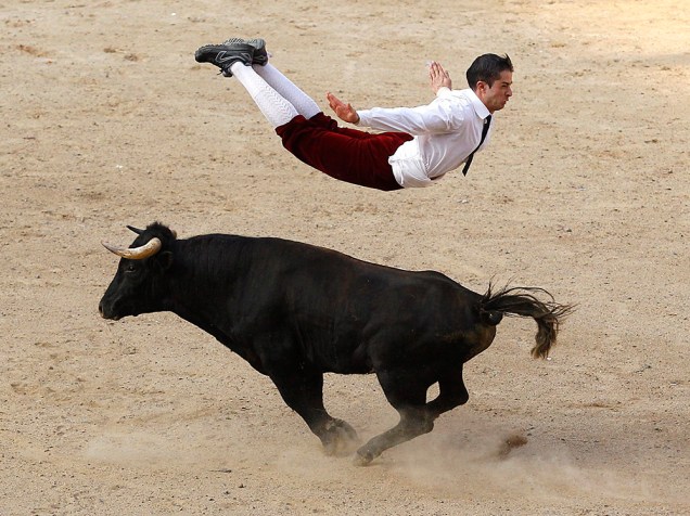 Toureiro espanhol salta sobre um touro durante um show em Cali, na Colômbia 