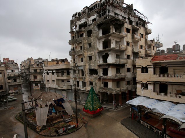 Presépio feito de entulho e uma árvore de Natal na cidade síria de Homs