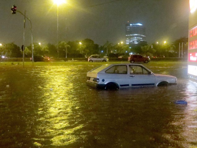 Chuva causou alagamento nesta segunda-feira (22/12), na Avenida Raimundo Perreira Magalhães em São Paulo. Os alagamentos atingiram vários pontos da cidade e a Marginal Tietê