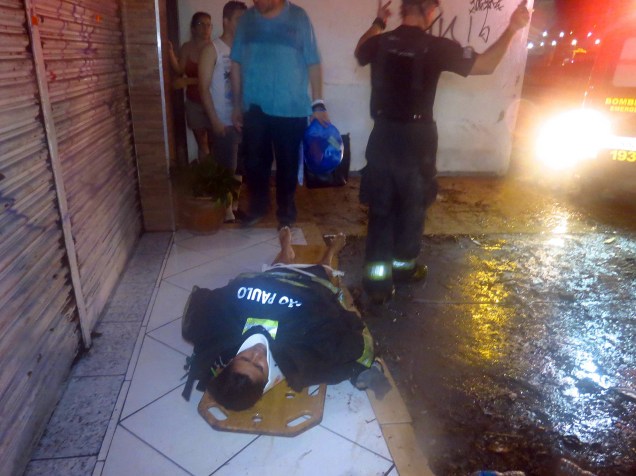 Mulher é resgatada após ser arrastada pela chuva nesta segunda-feira (22/12), na Avenida General Edgar Facó em São Paulo
