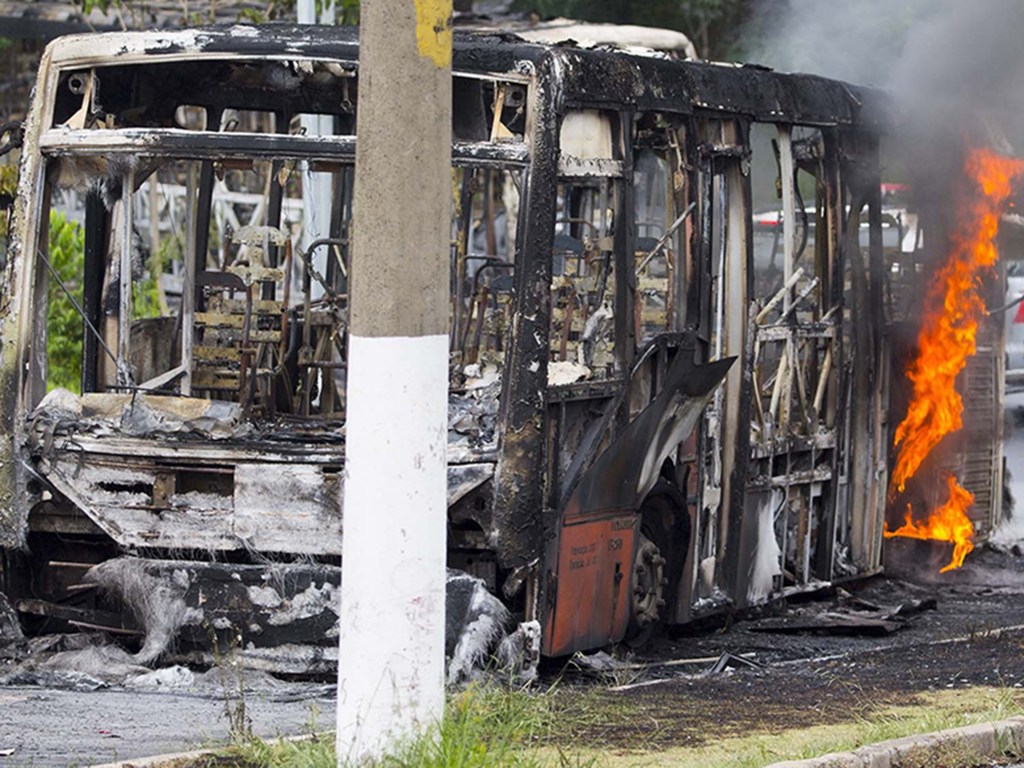Um grupo que, segundo a PM, era contra uma reintegração de posse em um terreno invadido na USP (Universidade de São Paulo) ateou fogo em três ônibus na manhã desta terça-feira (23/12)