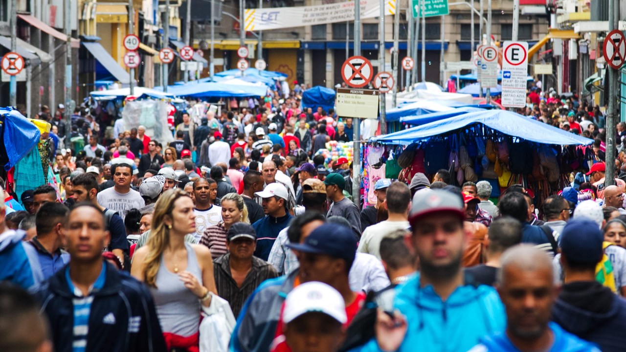 Movimentação de consumidores, na véspera de Natal, no comércio da Rua 25 de Março, nesta quarta-feira pela manhã, no centro de São Paulo