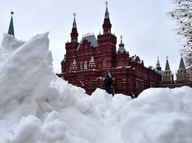 Após grande nevasca, homem anda na Praça Vermelha, no centro de Moscou
