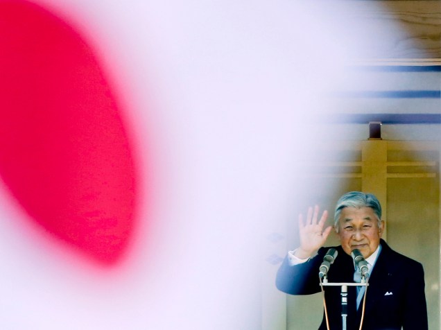O imperador Akihito cumprimenta cidadãos durante a comemoração do seu aniversário de 81 anos em Tóquio, Japão